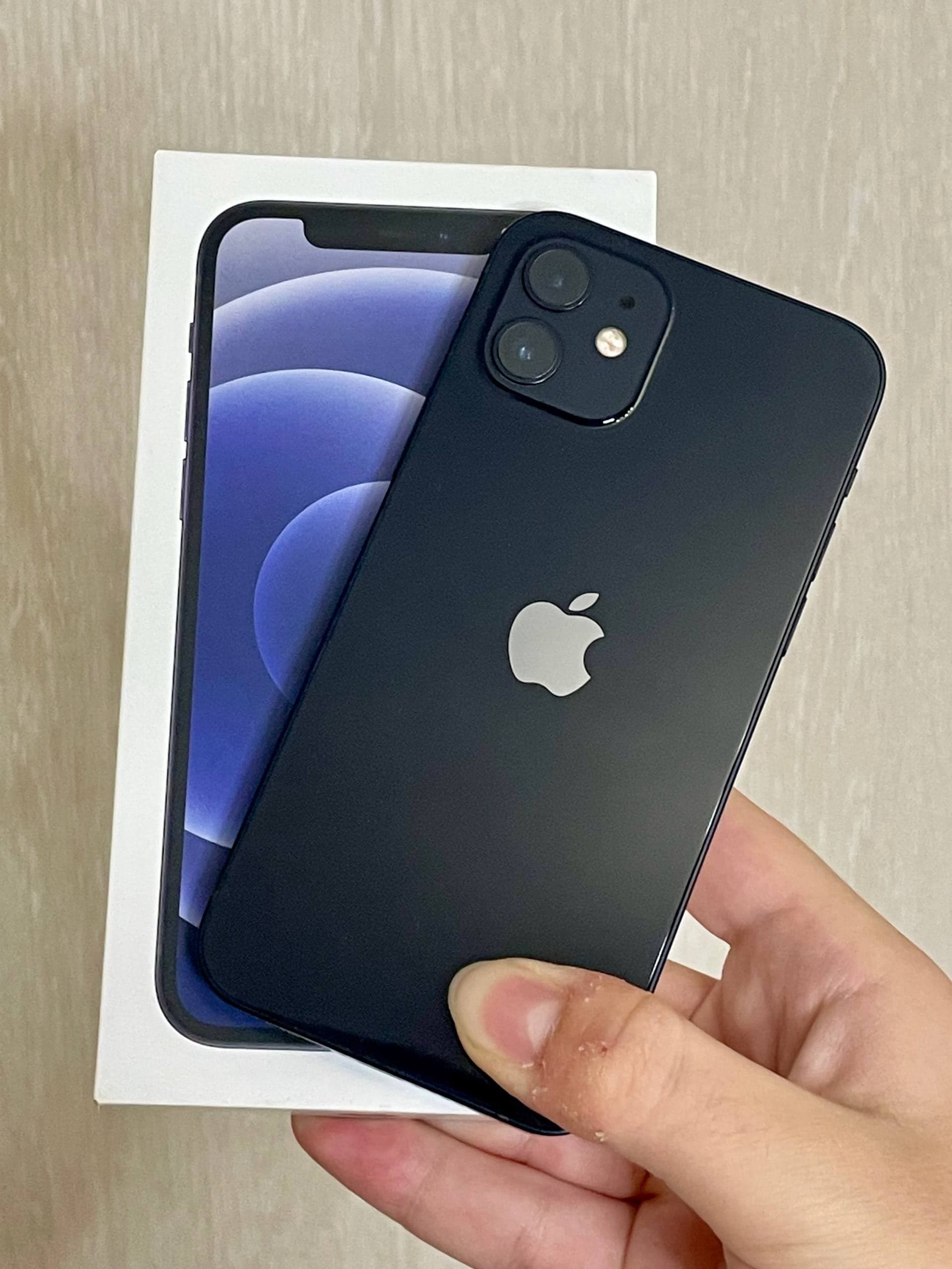 iPhone 12, 64 ГБ: корпус